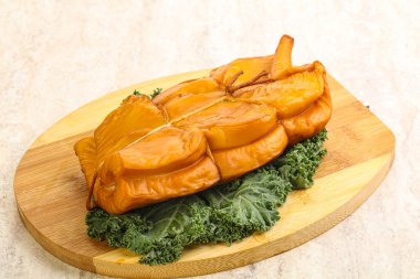 Tütsülenmiş kalamar aperatifi izole edilmiş.