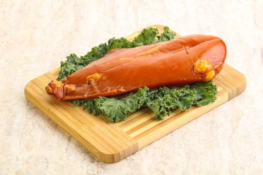 Atıştırmalık olarak füme tavuk göğsü.