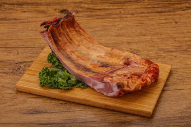 Baharatlı ve otlu domuz pirzolası.