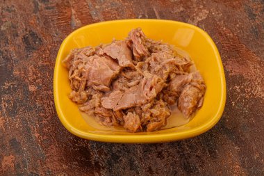 Salata için konserve ton balığı filetosu.