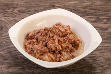 Kavanozda baharatlı geyik güveci