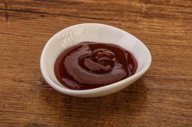 Geleneksel domates barbekü sosu kasede