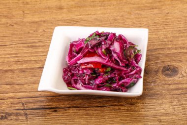 Bitki ve baharatlı kırmızı lahana turşusu