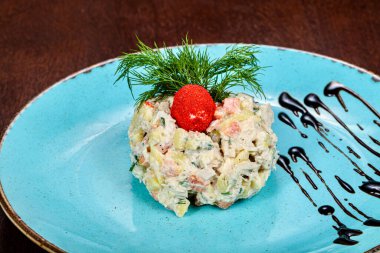 Sosisli ve patatesli Rus salatası.