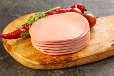 Atıştırmak için dilimlenmiş domuz sosisi.