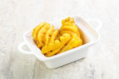 Lezzetli kızarmış patates dilimi kasede