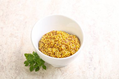 Kasede hardal ve baharatlı sos var.