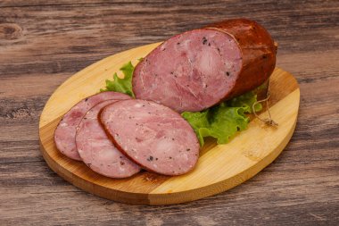 Baharatlı ve otlu füme jambon.