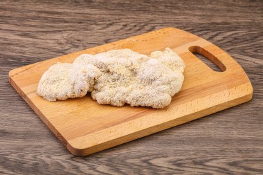 Kızartma için çiğ domuz eti şnitzel.