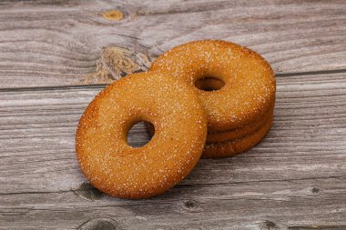 Tatlı ve çıtır çıtır zencefilli kurabiye yığını