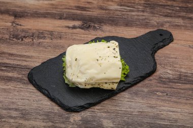 Izgara için naneli Yunan Halloumi peyniri