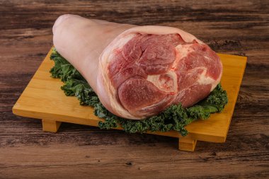 Pişirmek için büyük domuz budu.