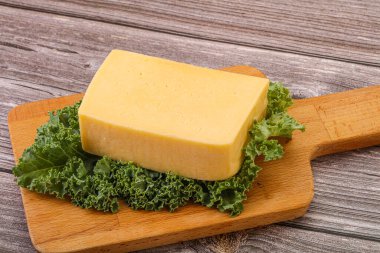 Lezzetli sarı Tilsiter peyniri.