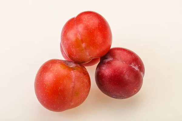 熟した甘いおいしい赤い梅のヒープ — ストック写真