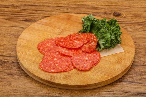 Italiensk Kryddig Pepperoni Korv Skivor Över Bord — Stockfoto