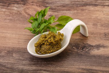 Fesleğen ve sedir fıstıklı yeşil sos sosu.