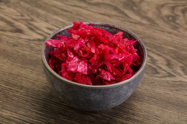 Kasede pancar kökü olan marine edilmiş kırmızı lahana.