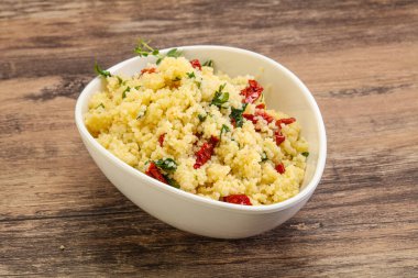 Vejetaryen yemeği - sebzeli kuskus ve maydanoz.