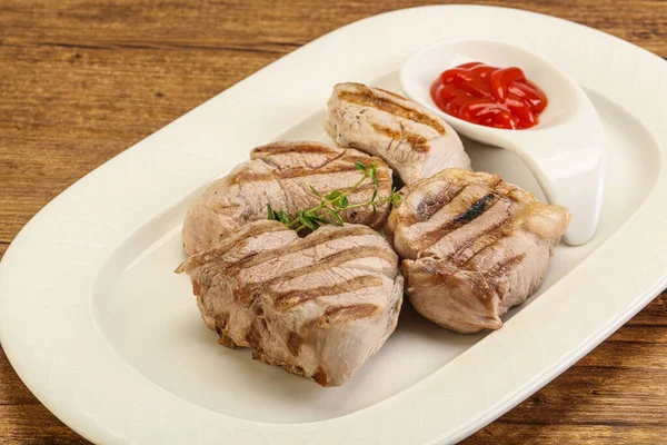 Gegrillte Schweinefilet Mit Tomatensauce Serviert Thymian — Stockfoto