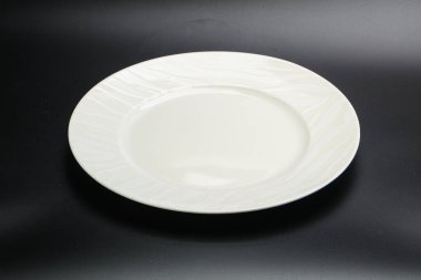 İzole edilmiş servis için beyaz boş tabak