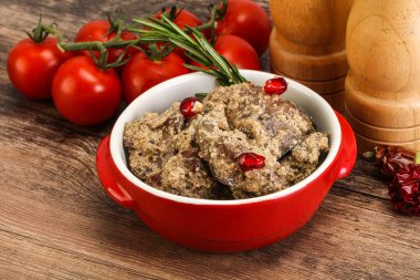 Krema soslu tavuk ciğeri biberiye servis edildi.