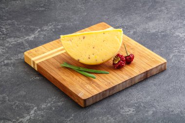 Cevizli sert peynir tuğlası.