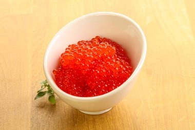 Rus kırmızı havyarı kasede.