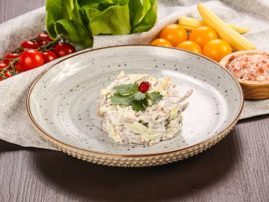 Jambonlu ve sebzeli Rus salatası.