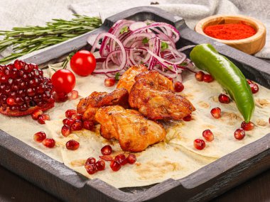 Tavuk kalçalı ızgara soğan halkaları.