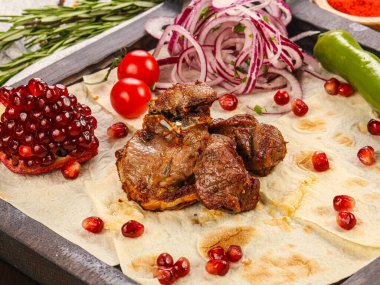 Kafkas geleneksel kuzu eti barbeküsü soğan servis edilir.