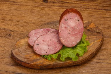 Baharatlı ve otlu füme jambon.