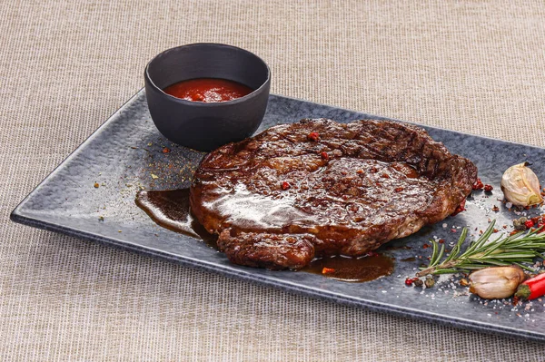 Grilovaný Hovězí Steak Podávaný Pepřem Rozmarýnem — Stock fotografie