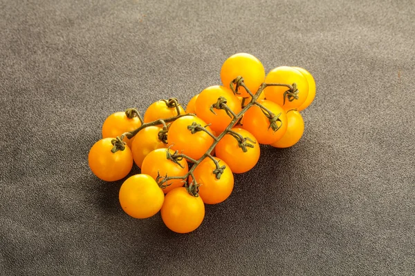 Ramo Com Tomate Cereja Amarelo Fresco — Fotografia de Stock