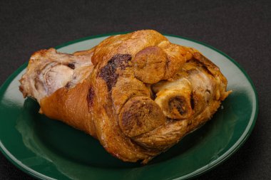 Baharatlı ve otlu domuz budu.