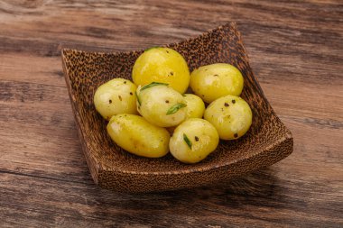 Kasede taze haşlanmış patates soğan servis edildi.