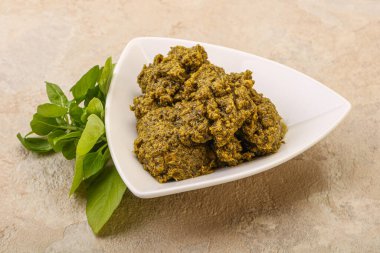 Fesleğen ve sedir fıstıklı yeşil sos sosu.