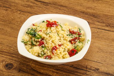 Vejetaryen yemeği - sebzeli kuskus ve maydanoz.