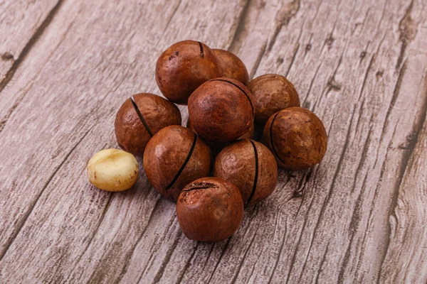 Montón Nuez Macadamia Primer Plano Marrón Sobre Fondo —  Fotos de Stock