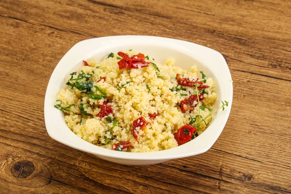 Vejetaryen yemeği - sebzeli kuskus ve maydanoz.