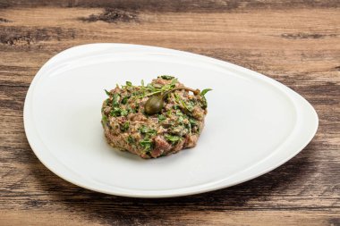 Kaparili çiğ tartar atıştırmalığı.