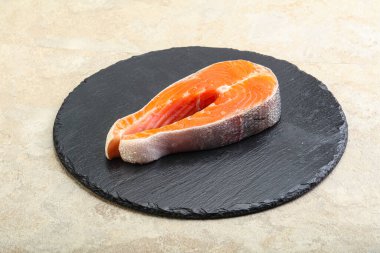 Pişirmek için çiğ somon bifteği.