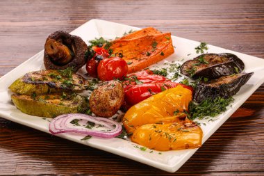 Izgara sebze domates, patlıcan, biber ve mantar..