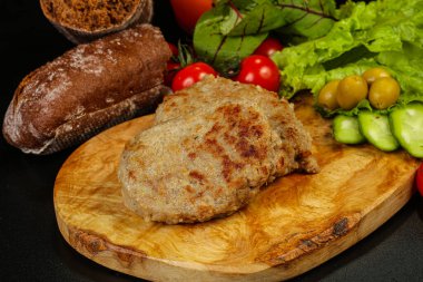 Ev yapımı pirzola ve kıyma.