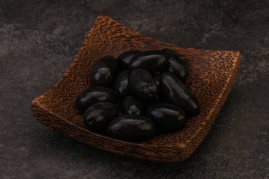 Kavanozda salamura siyah zeytin