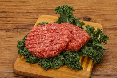 Izgara için çiğ sığır eti pirzolası.