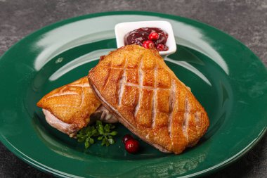 Kızarmış ördek göğsü ve çilek sosu. 