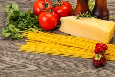 Çiğ İtalyan spagetti yığını, peynir ve sebzeli.