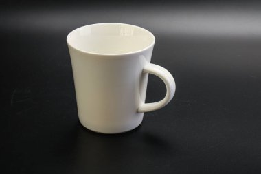 Çay içmek için beyaz, boş bardak.