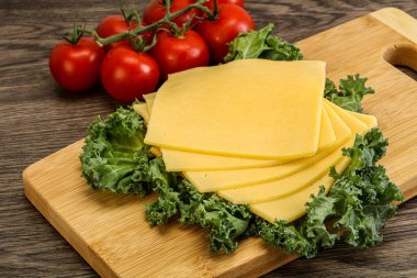 Dilimlenmiş Gauda peyniri.