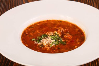 Geleneksel Kafkas mutfağı Kharcho çorbası ve sığır eti.